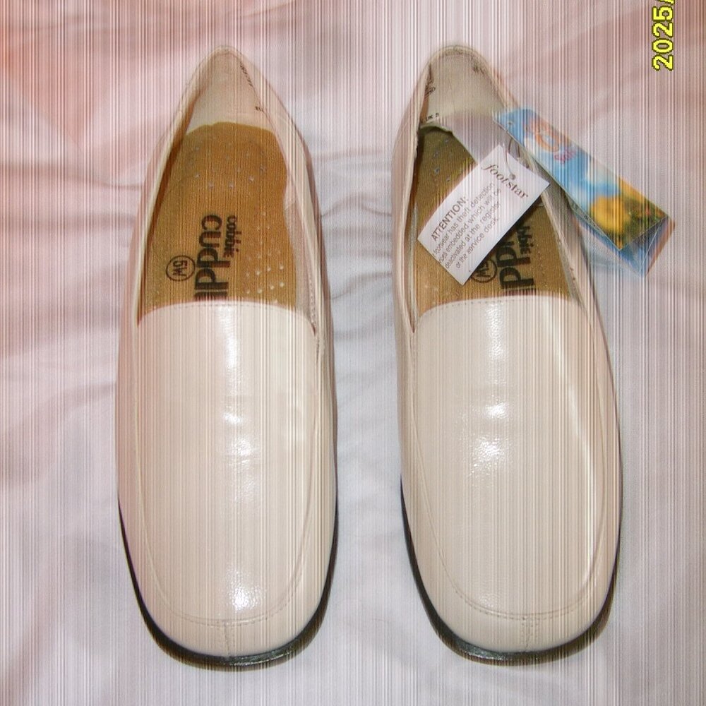 Women's Cobbie Cuddlers Slip-on Loafer style shoes, Size 5W - New in Box